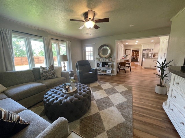 1217 Elm, Dalhart, Hartley, Texas, United States 79022, 4 Bedrooms Bedrooms, ,3 BathroomsBathrooms,Single Family Home,Residential Properties,Elm,1467